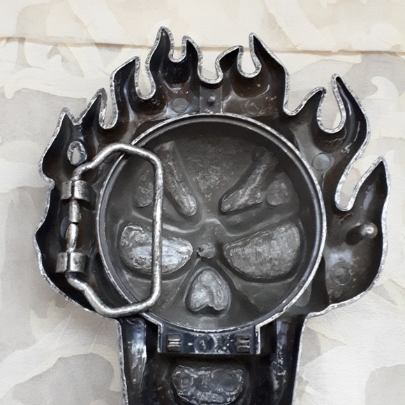 Awesome vintage huge 3-D skull on fire belt buckle - Picture 8 of 8